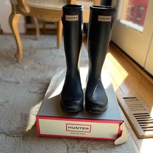 Excellent Condition Hunter Black Boots Size 5
